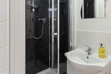1 bed studio, Queens Terrace, City Centre, Southampton, SO143LR - Image 1
